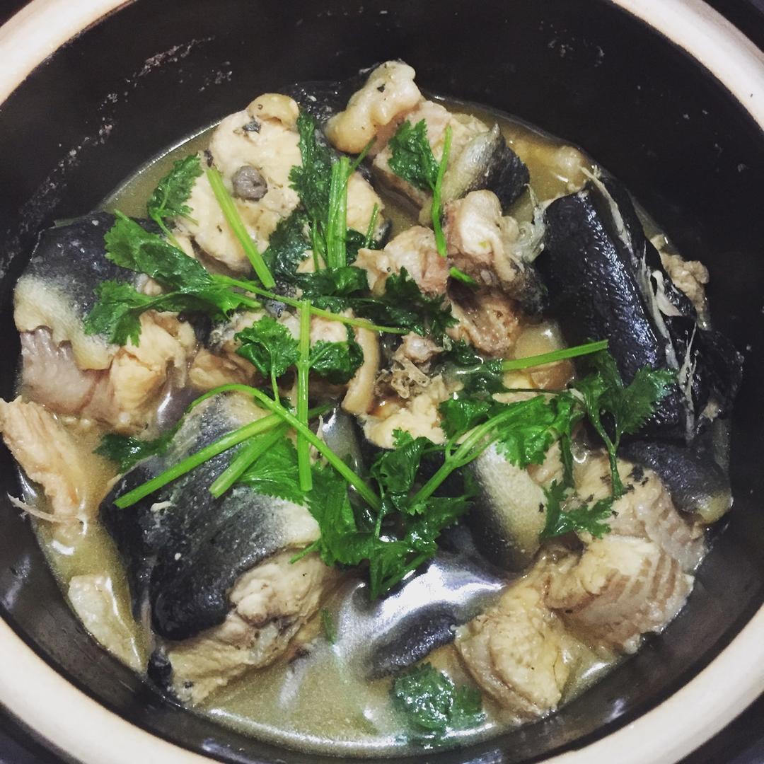 语嫣的野花厨房做的简单却无比鲜美的砂锅鳗鱼煲