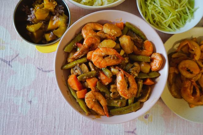 集主食蔬菜蛋白质于一锅的乱炖虾的做法