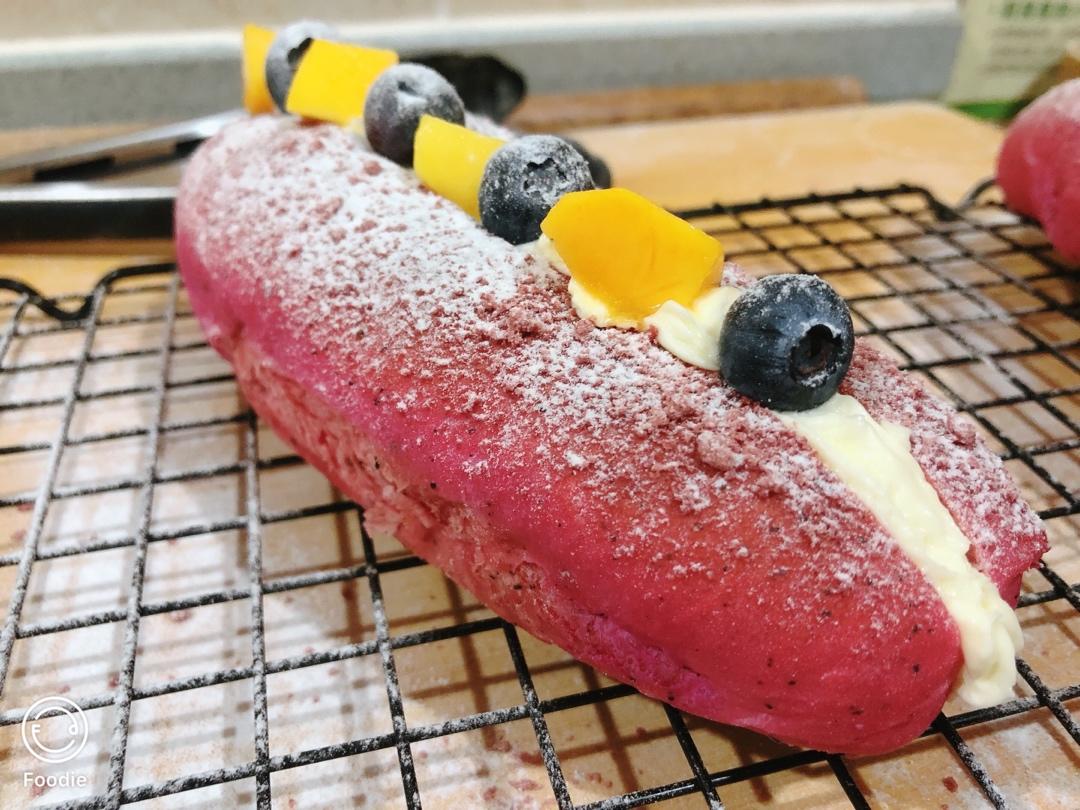 雪顶草莓奶露软欧-馋哭亲外甥配马斯卡彭奶油霜