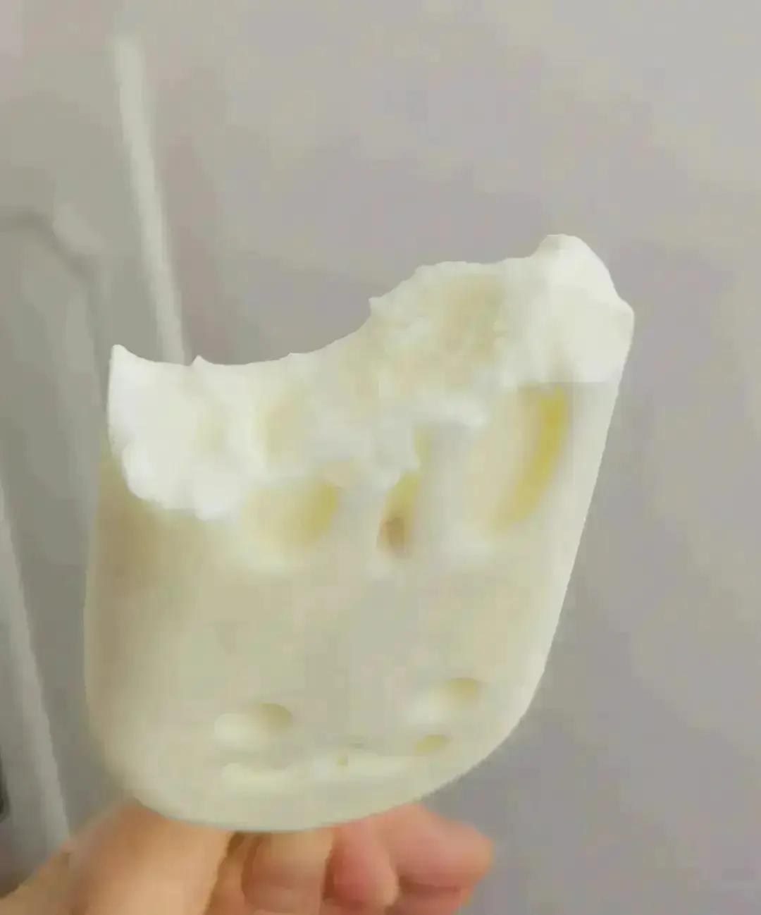 无冰渣的酸奶冰激凌（不用鸡蛋和淡奶油），总共就俩原材料