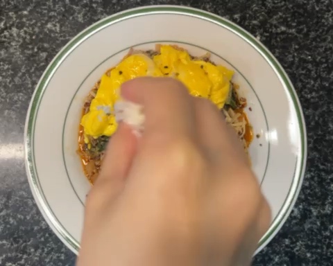 滑蛋泡菜菌菇藜麦饭的做法 步骤8