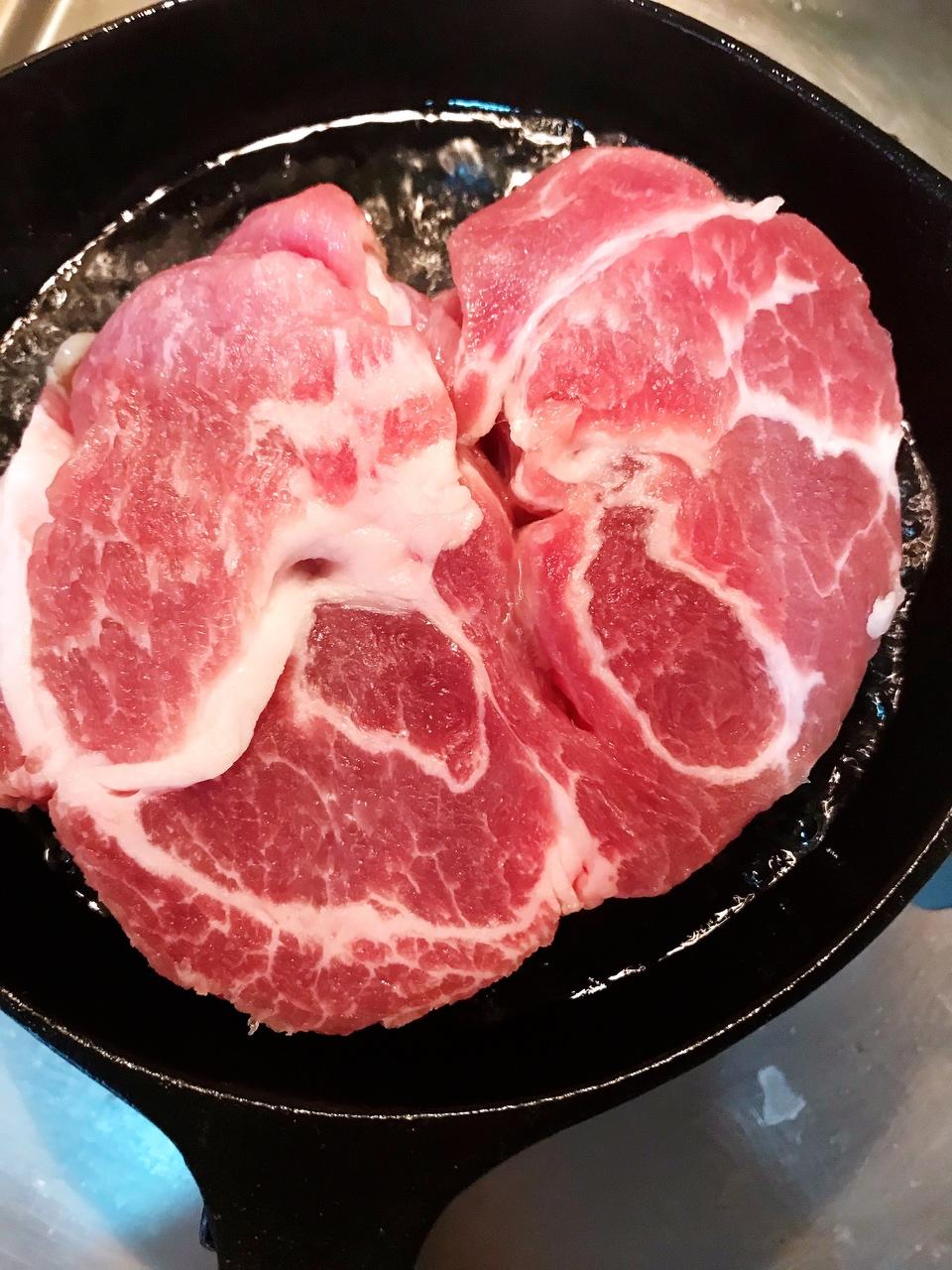 煎黑猪梅花肉的做法 步骤1