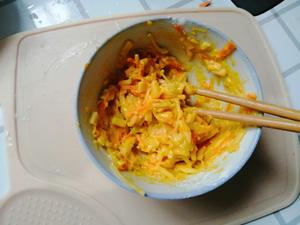宝宝辅食:补钙蔬菜蛋黄奶酪饼8M+的做法 步骤5