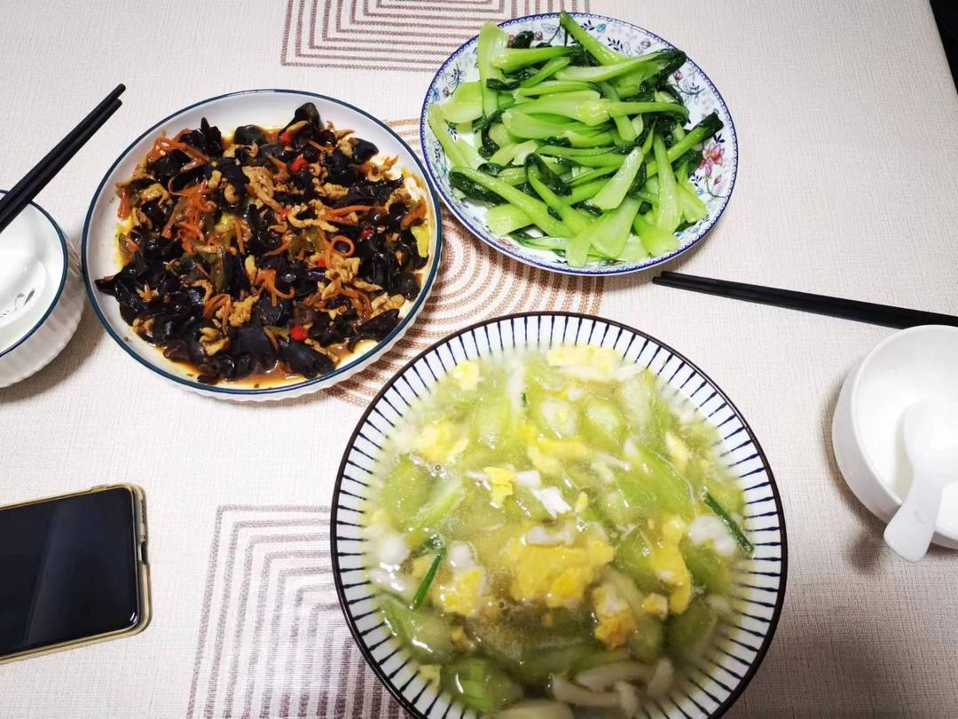 特别适合夏天喝的丝瓜菌菇汤，汤鲜味美，清爽开胃又解腻！