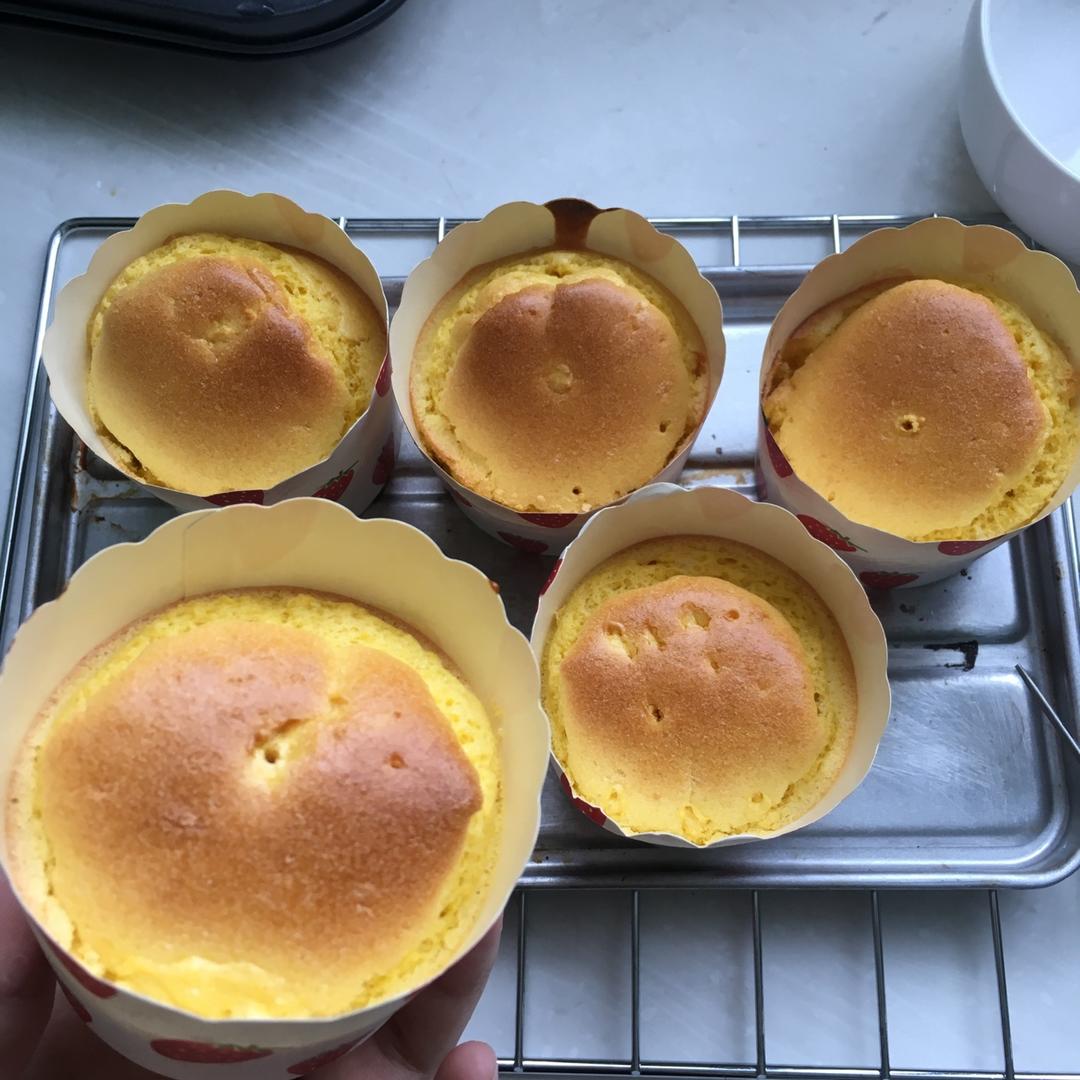 软绵绵戚风纸杯蛋糕