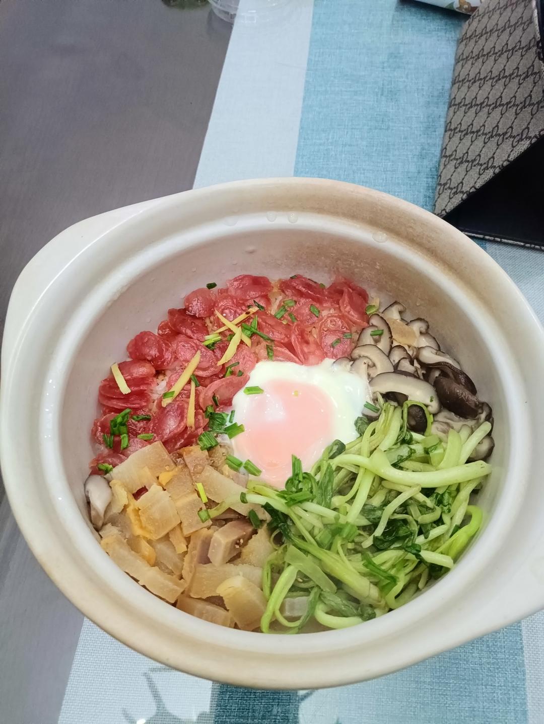 保姆级的「腊味煲仔饭2.0」加强版来了，地道老广味～