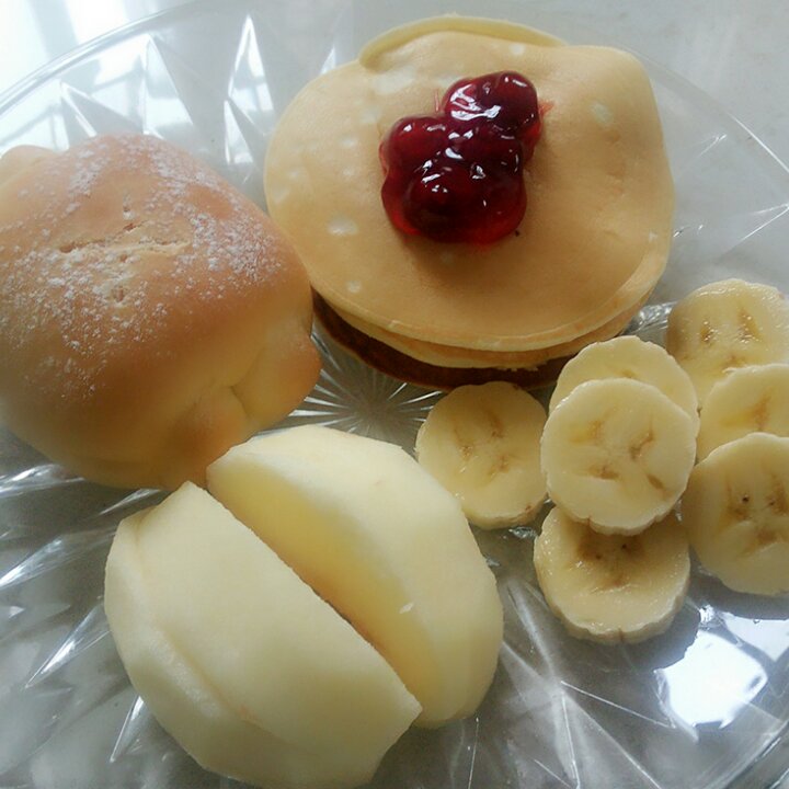 【酸奶松饼yogurt pancake】，搭上黑莓果酱和枫糖的美味。