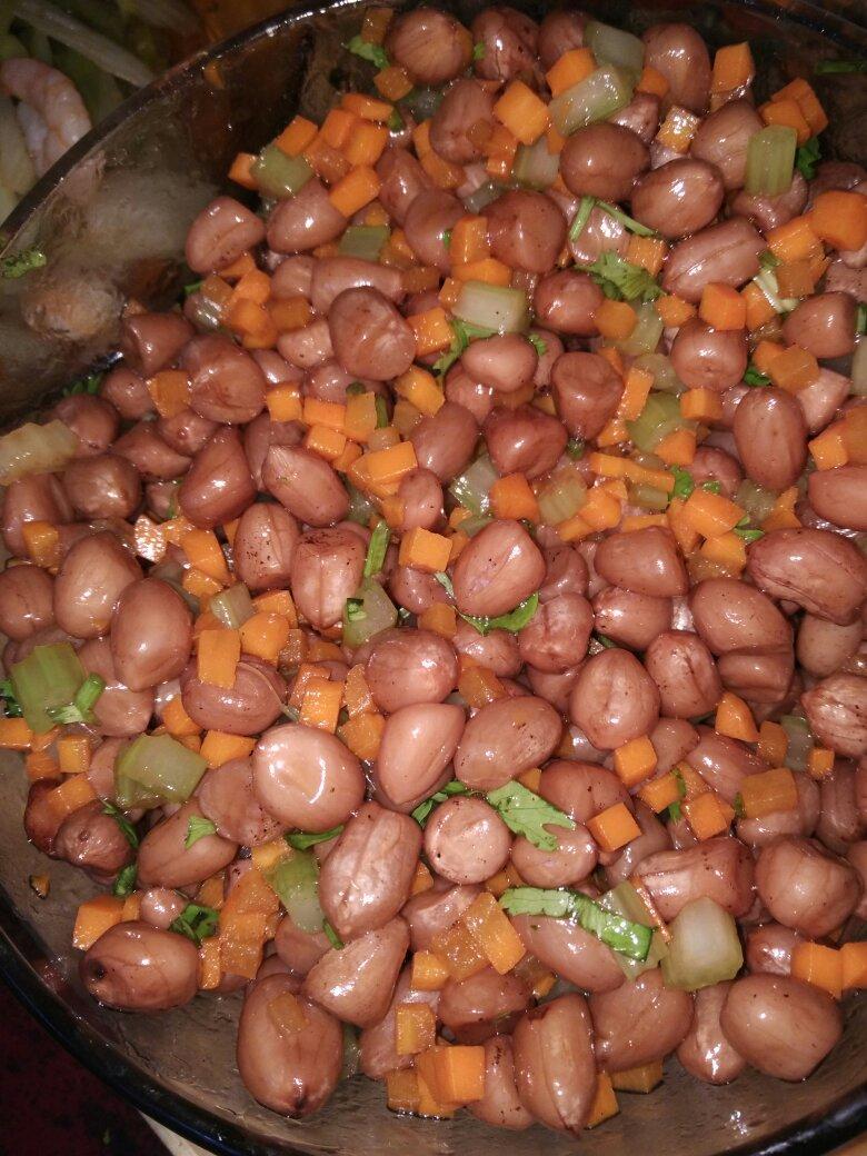 凉拌芹菜花生米胡萝卜