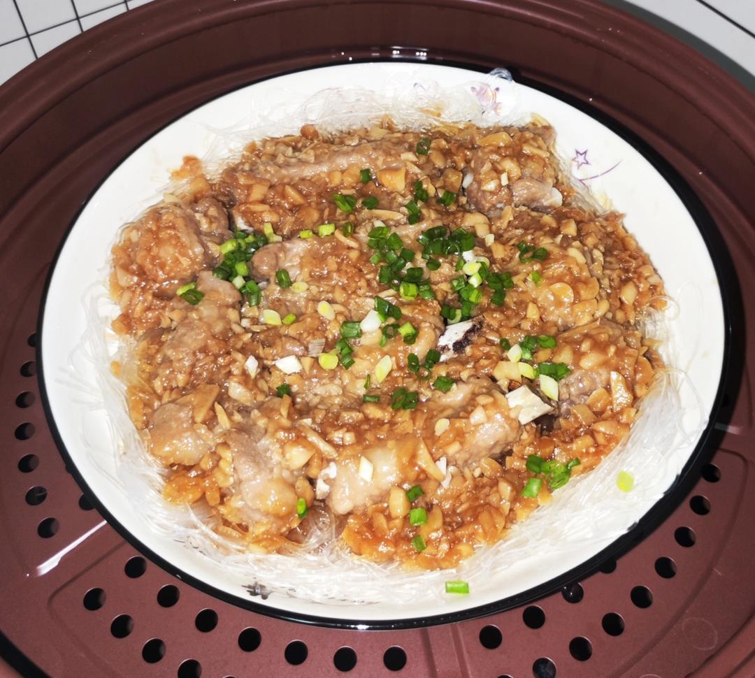 【蒜香蒸排骨】吃腻了糖醋排骨！一腌一蒸，香到邻居来敲门！