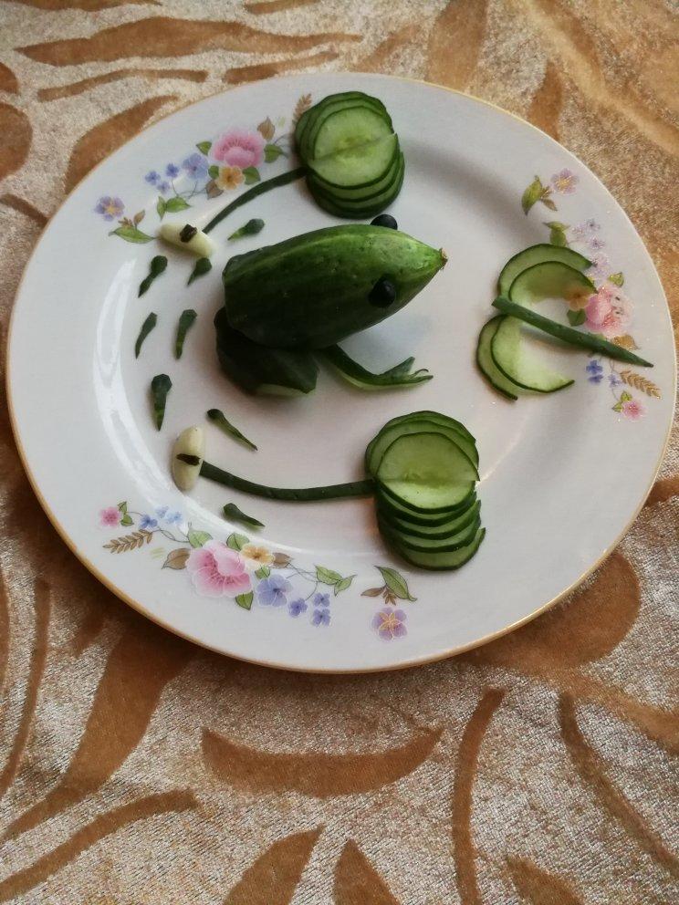 疯宝贝8做的蔬果创意黄瓜青蛙