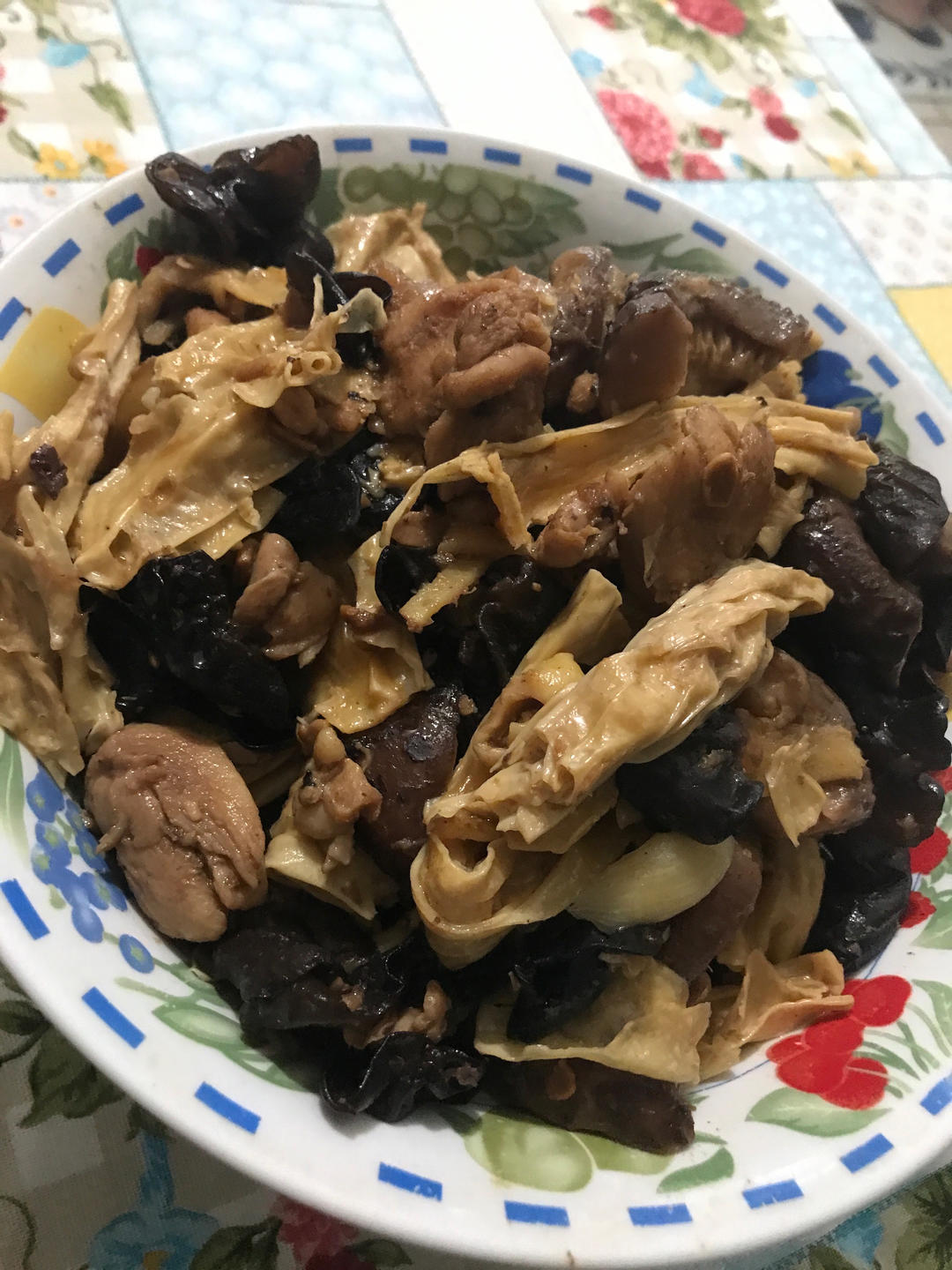 腐竹香菇焖鸡腿