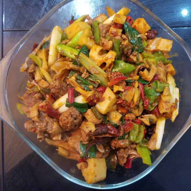 厨师长教你：用土灶烧“乡村啤酒鸭”，味道安逸得不摆了