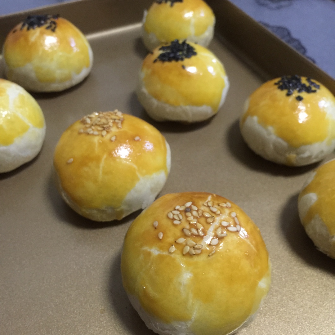 蛋黄酥 Danhuangsu