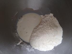 牛奶蜂蜜小面包的做法 步骤2
