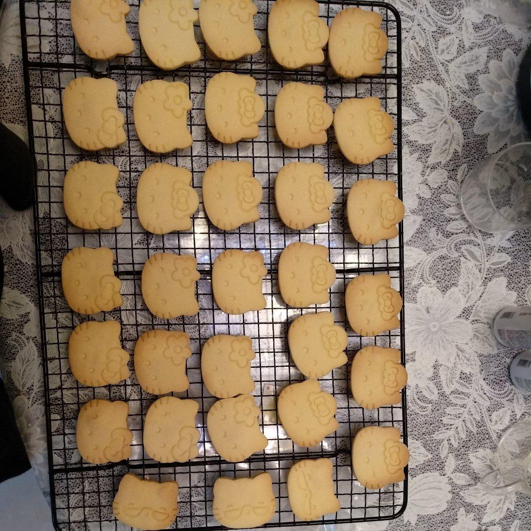 卡通动物立体饼干--抱大杏仁的小松鼠