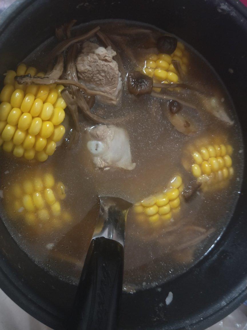 玉米茶树菇排骨汤