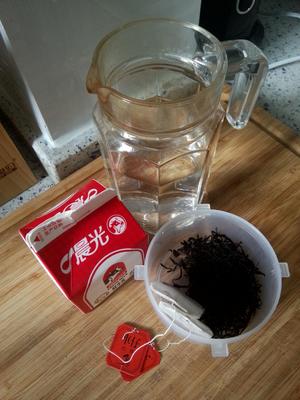一杯奶茶——用红茶和牛奶回归最淳朴的味道的做法 步骤1