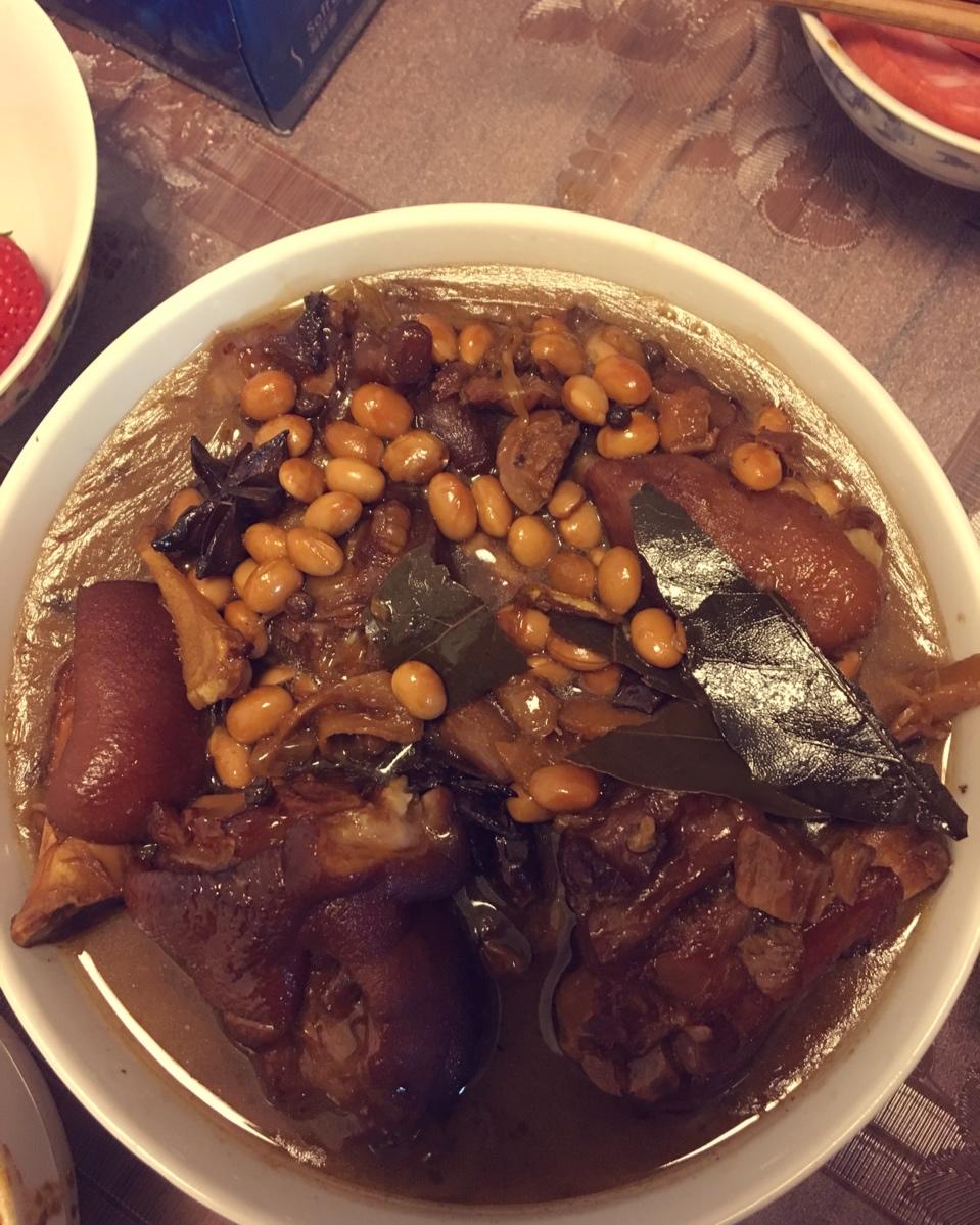 美味的黄豆炖猪蹄