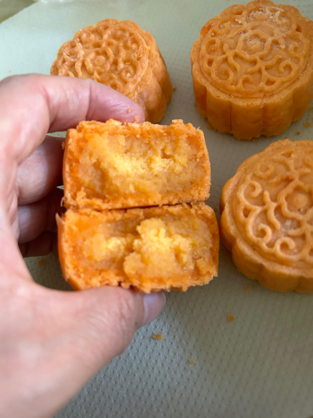 💃奶黄流心月饼——这是可以让你坐稳朋友圈厨霸位置的月饼🥮，没人点赞算我输👎