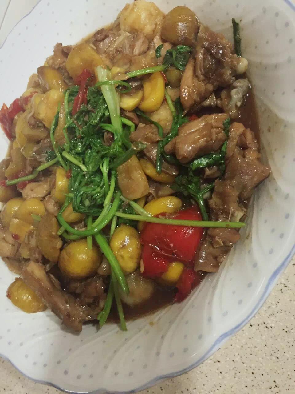 【光盘板栗鸡】为什么叫光盘，你做了就知道[呲牙]有可能汁都不剩。[呲牙]材料有灯笼椒，独子蒜，姜，葱段。新鲜板栗，鸡。鸡先用生抽，盐，鸡粉，生粉腌，先爆香油锅爆干鸡块，再加老抽，蚝油，白糖一小勺放入板栗炒，盛起来，爆配料和鸡炒，小锅放两碗水把鸡焖约二十分钟