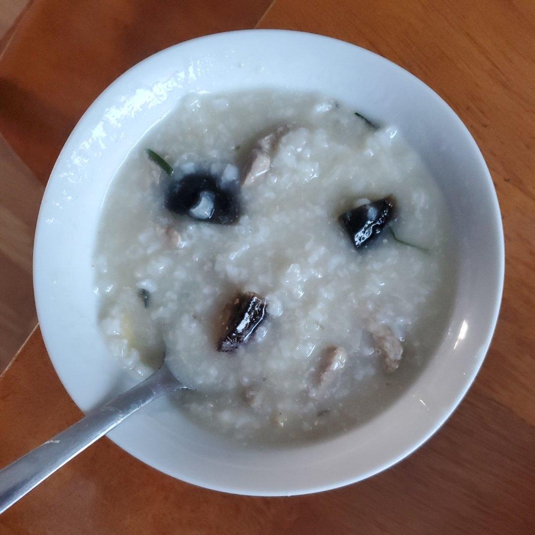 妈妈👩教我做的皮蛋瘦肉粥🥣简单快捷美味😋