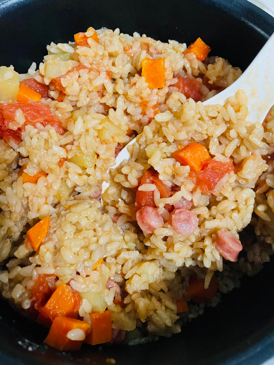 懒人版❗电饭煲土豆腊肠焖饭，好吃到舔盘～
