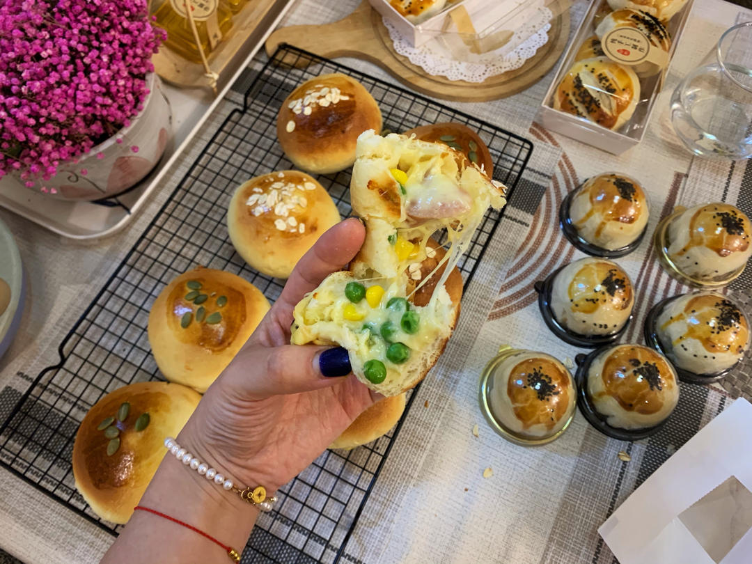 (超好吃的咸口面包）爆浆培根芝士面包