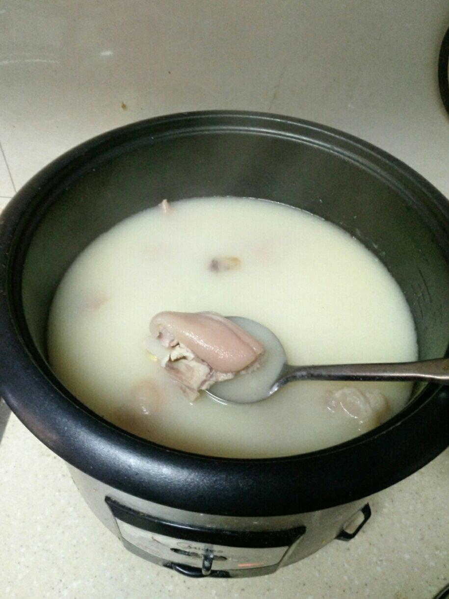 猪蹄黄豆汤