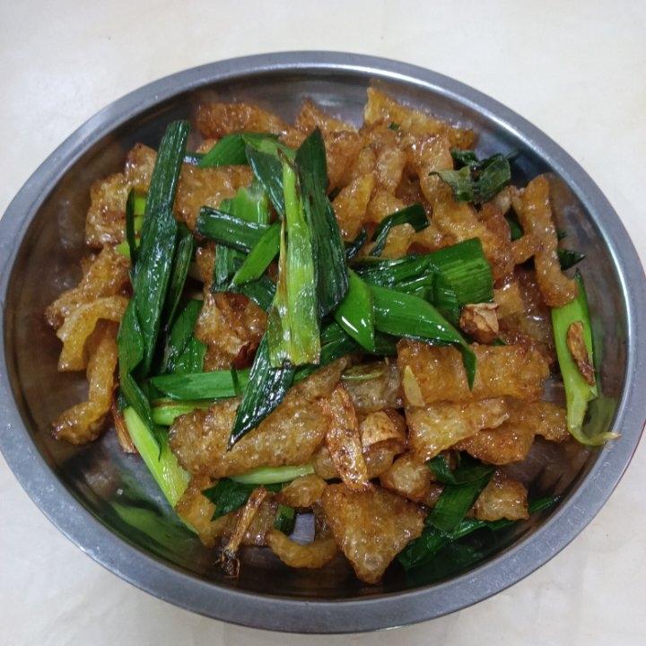 大蒜炒皮肚(炒肉皮)
