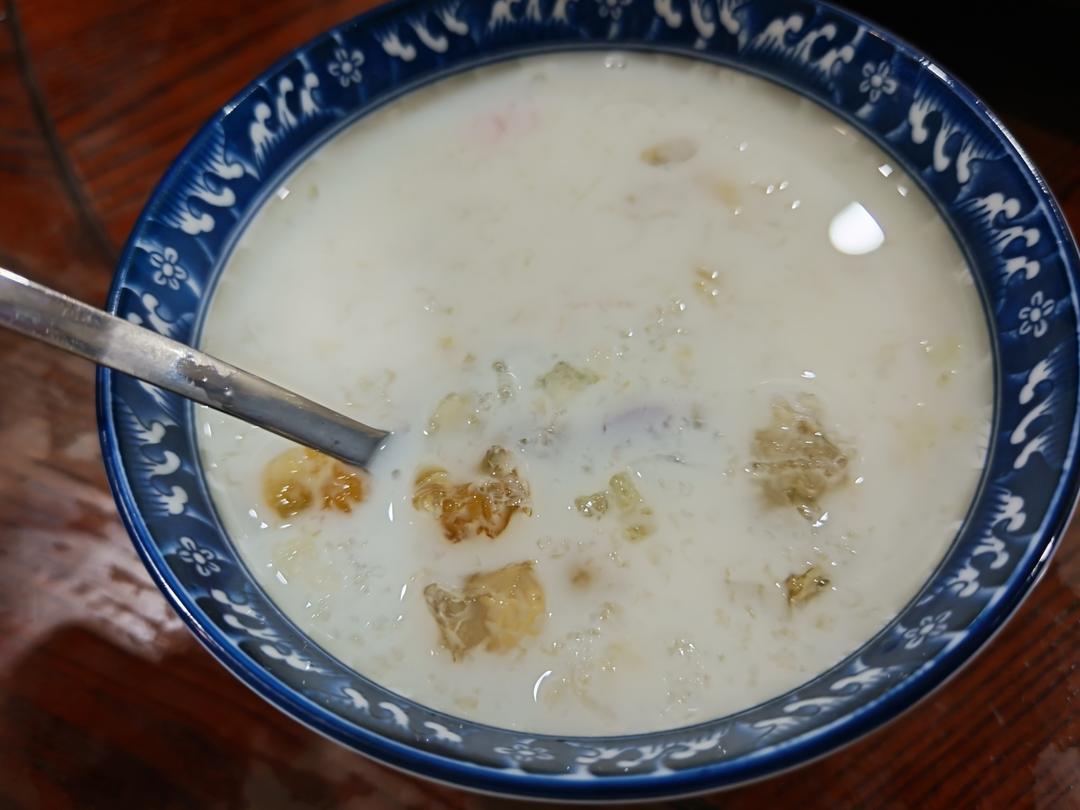 糖水：桃胶皂角米雪燕银耳羹