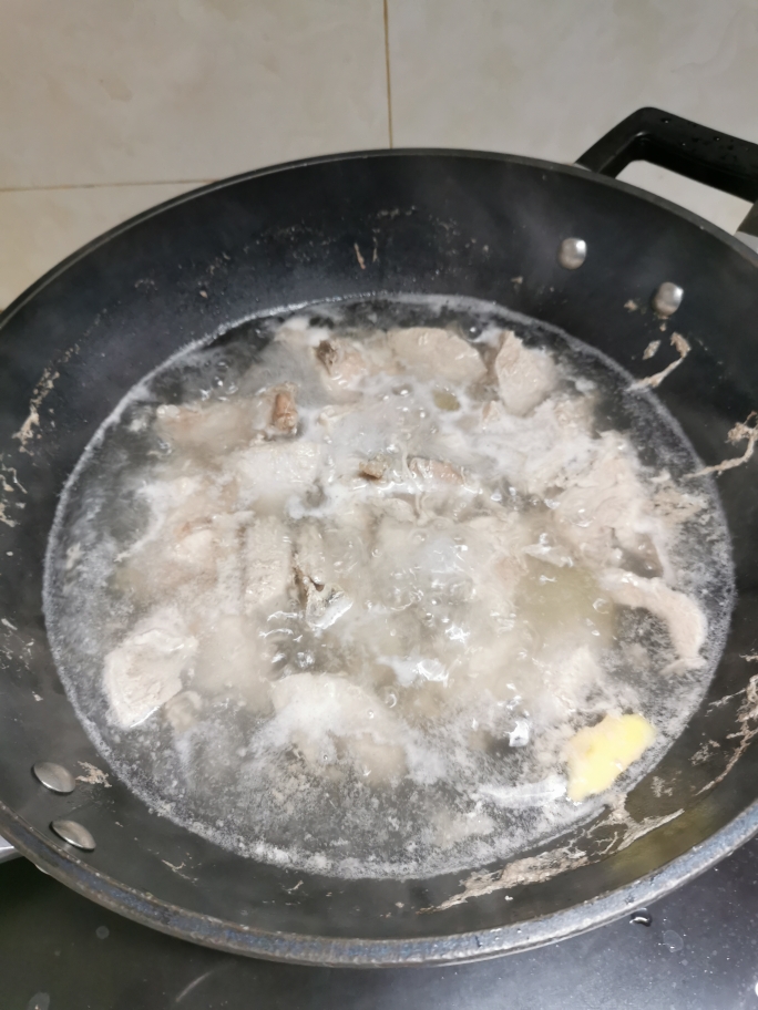 灵芝石斛淮山瘦肉汤的做法 步骤2