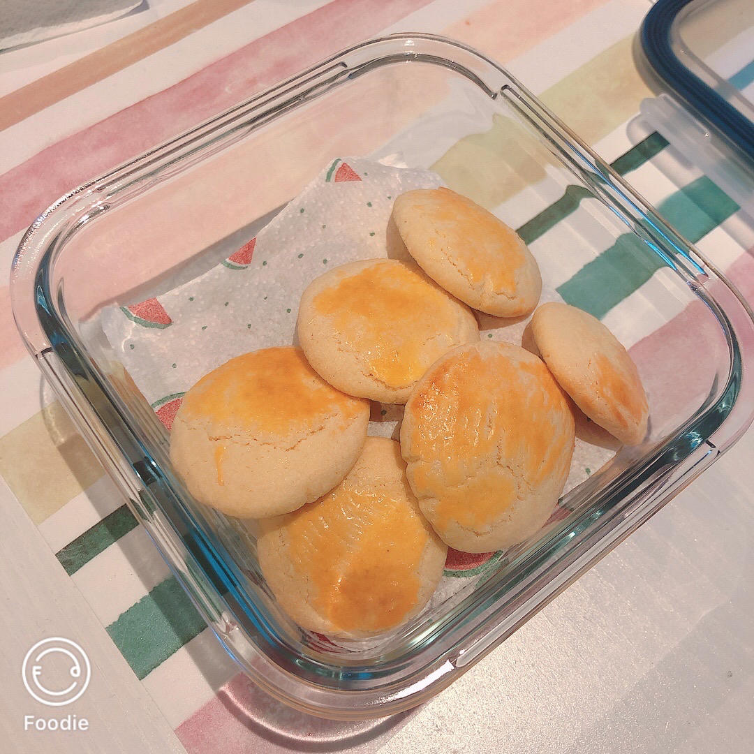 只要有鸡蛋就能做的小奶酥，香酥可口，烘焙小白入门级甜品，很合适给宝宝当辅食小零食哦！