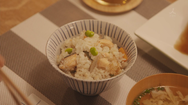 《逃避虽可耻但有用》三文鱼毛豆什锦饭的做法