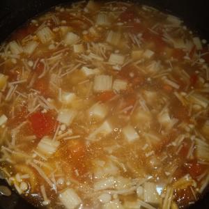 超级简单的西红柿金针菇豆腐汤的做法 步骤9