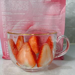 幸福满满的草莓蓝莓麦片酸奶杯的做法 步骤2