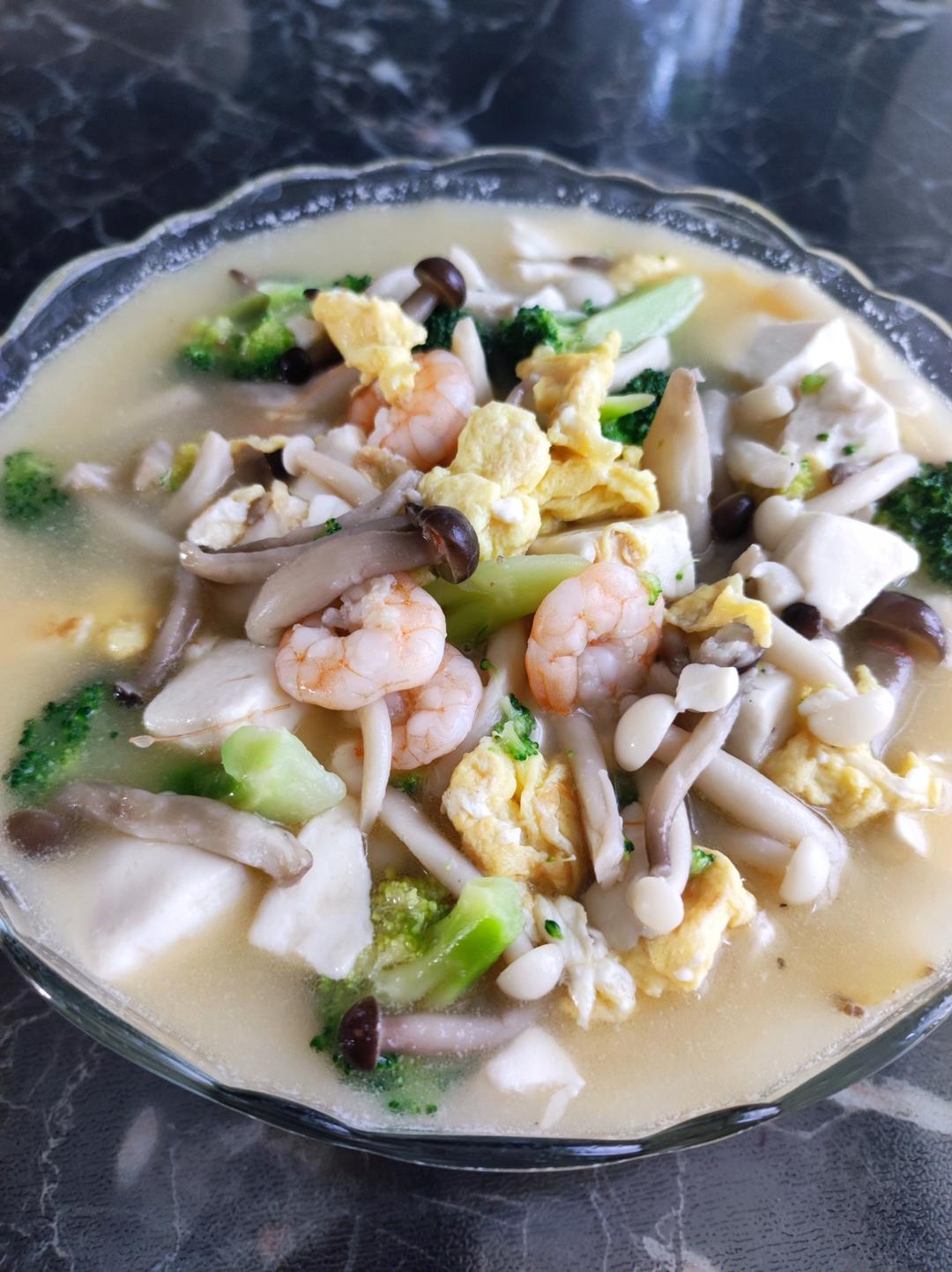 豆腐鲜虾菇菌汤