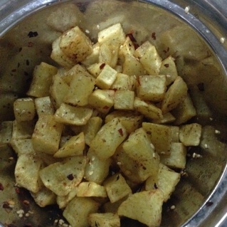 其实我们都很忙，要美味也要简单，孜然土豆粒