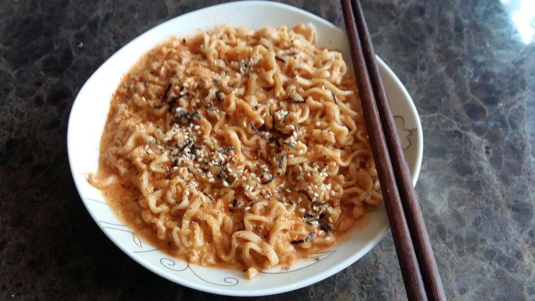 韩国超辣三养火鸡拌面（怎样做不辣又好吃！）