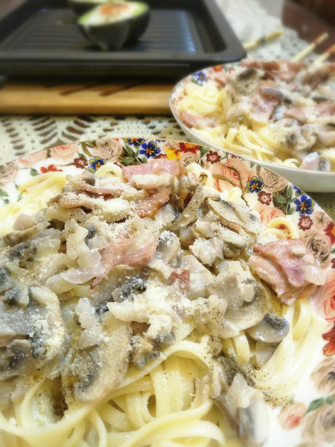 白蘑菇奶油培根意面