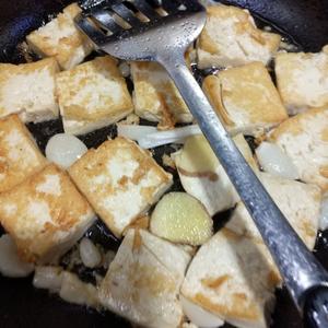 蘑菇酱烧豆腐的做法 步骤3