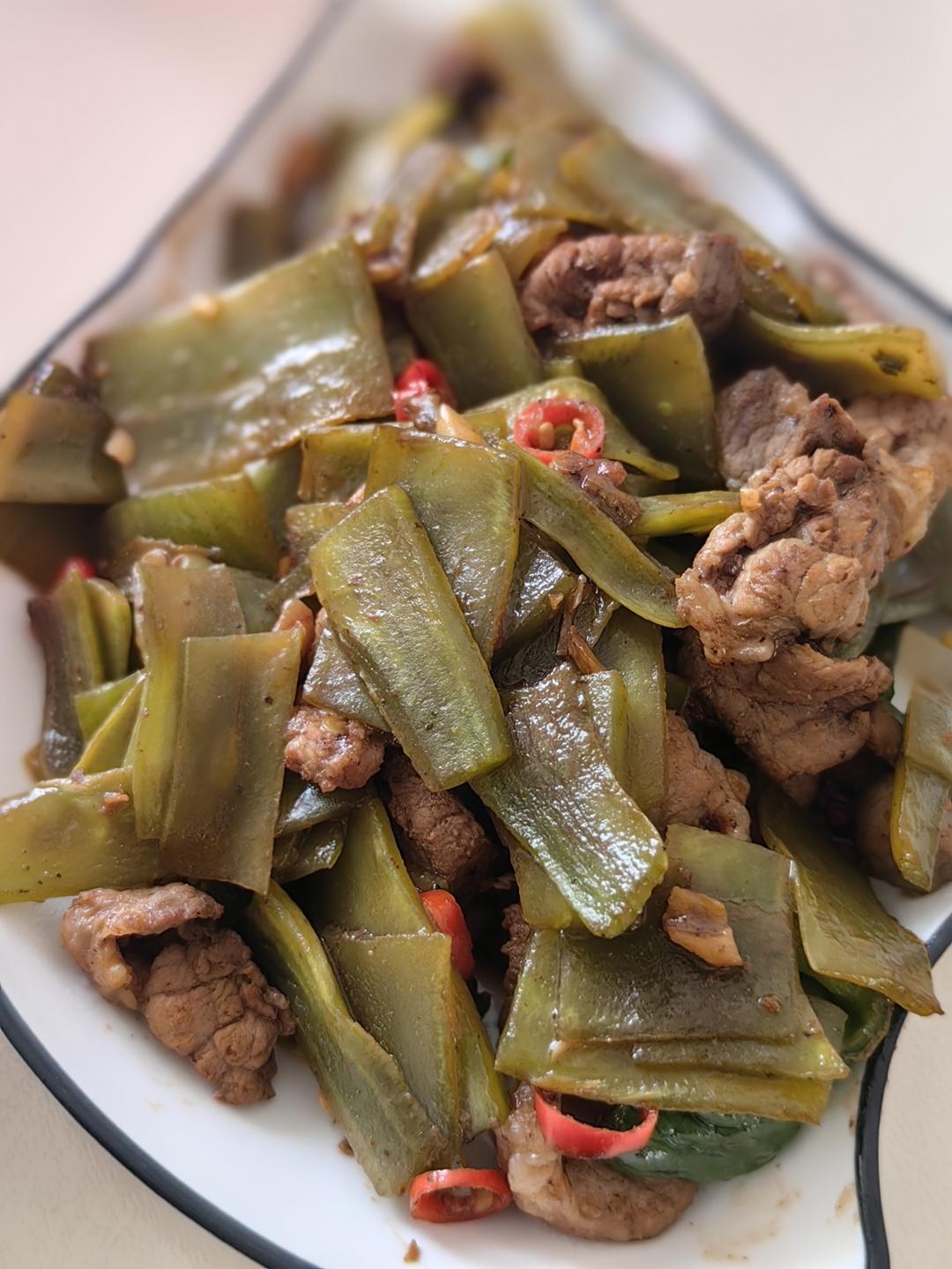 简单好吃下饭的莴笋炒肉来啦！
