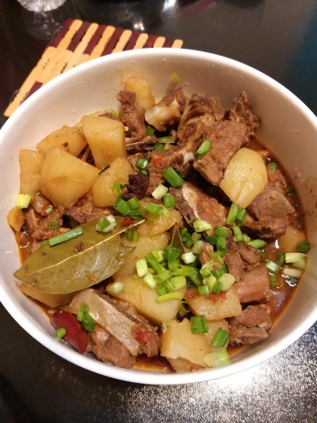 超级下饭的土豆烧排骨