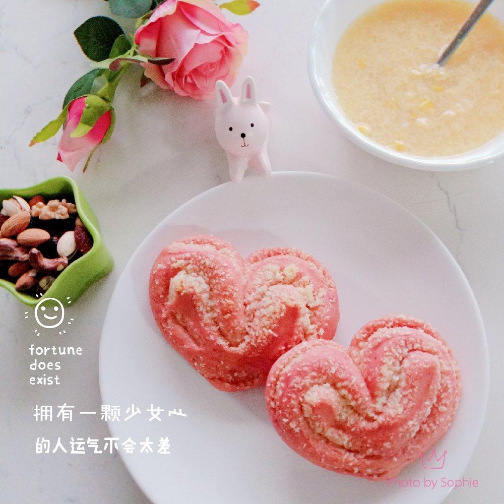 心形火龙果椰蓉面包