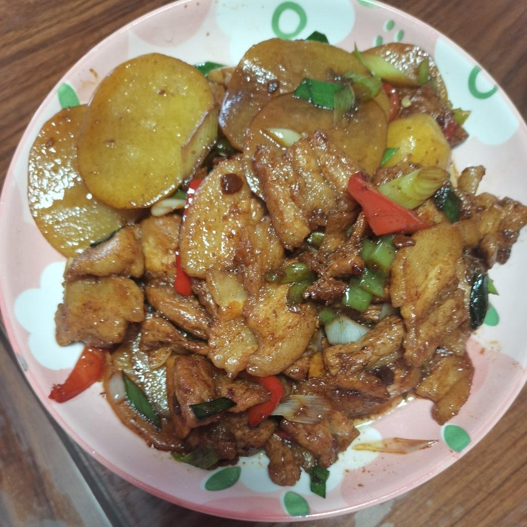 五花肉干煸土豆片