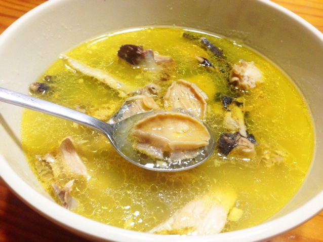 蓝绿色盲做的鲍鱼鸡汤