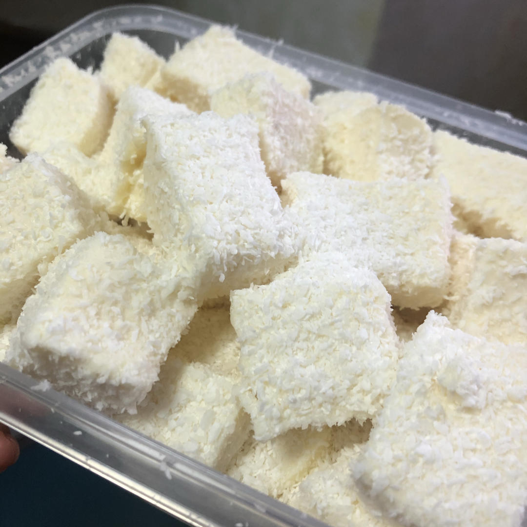 【视频】85度C 椰蓉牛奶小方～不用烤箱的夏日甜点