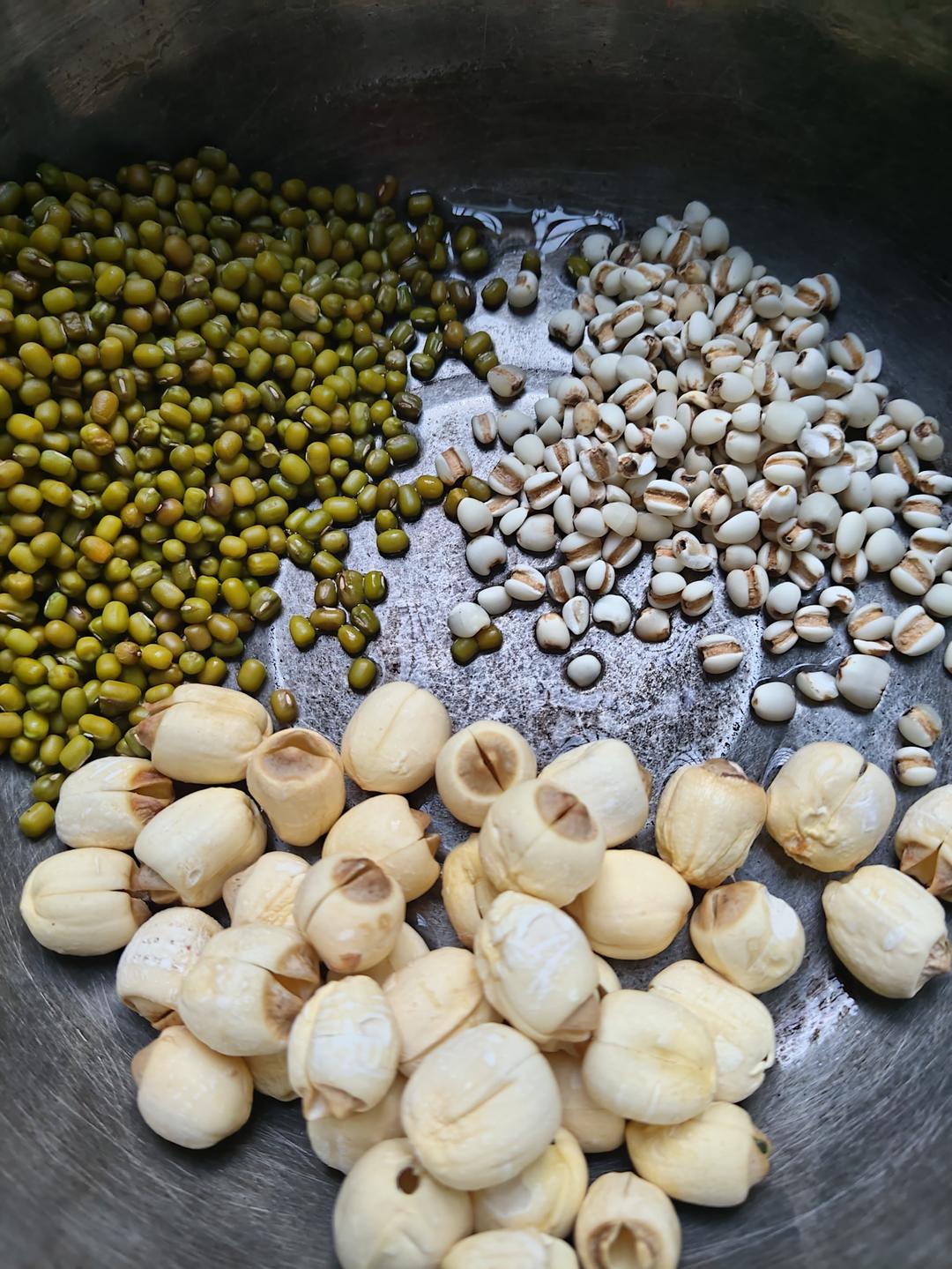 绿豆莲子薏米糖水