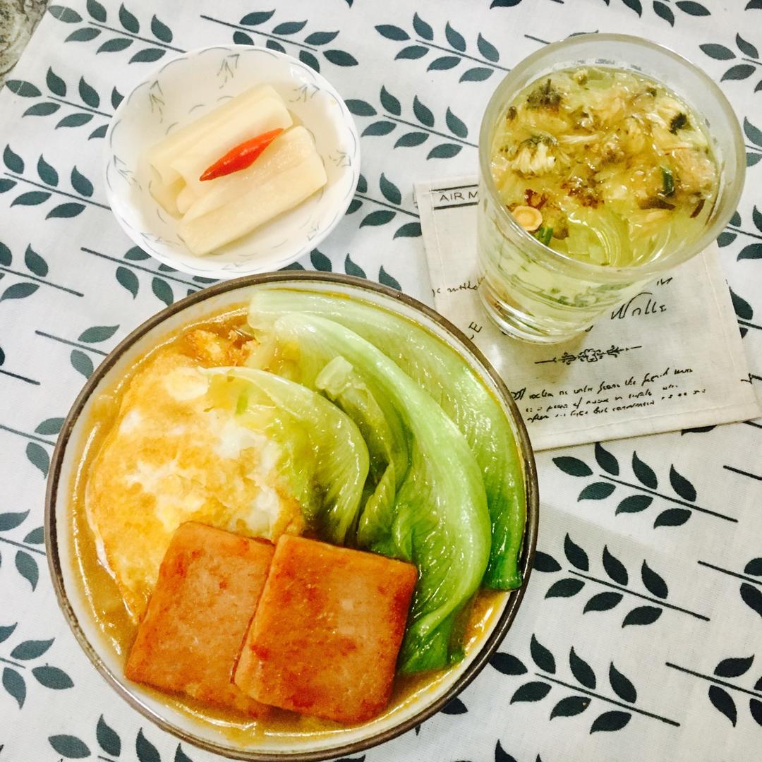 港式茶餐厅必吃：午餐肉公仔面