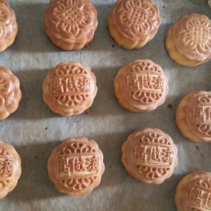 广式月饼—蛋黄莲蓉月饼