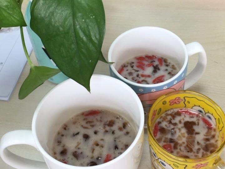 椰汁桃胶枸杞羹的做法